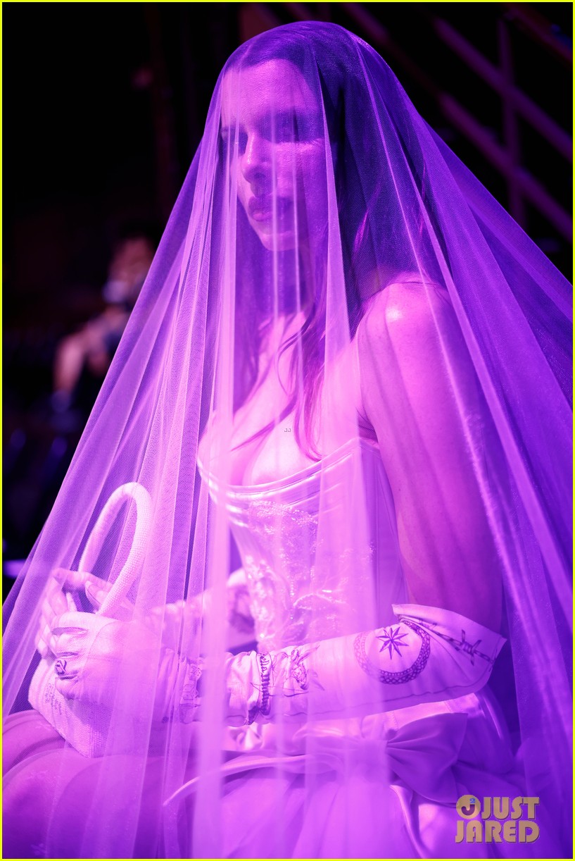 julia fox transforms into bride for wiederhoeft show 034967800