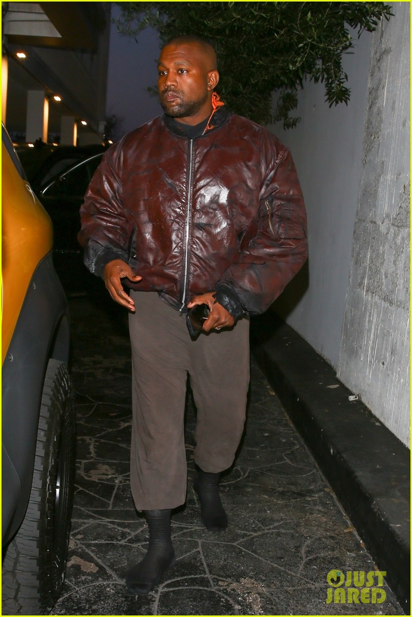 kanye west all smiles leaving dinner with friends 034946525